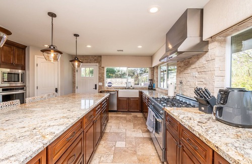 Felicita House | Luxury Hilltop Retreat: GameRoom/Volleyball/Putting Green/BasketBall Court&More!