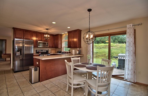 Tunkhannock Township House | Luxury home, close to Kalahari, Ski Resorts, Fireplace, Ping Pong, Pool Table