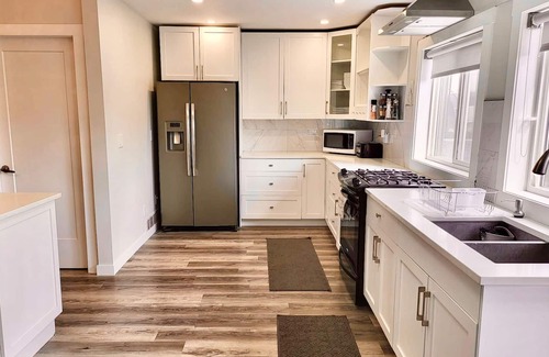 Central Okanagan House | Luxury Home - Downtown Kelowna - Bar/Swim Spa