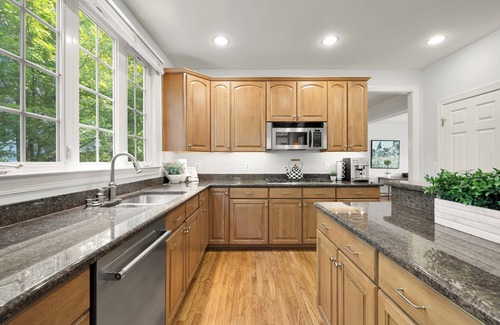 Rose Hill House | Luxury Home, Free Parking, 20 Minutes to Downtown W/Metro Access