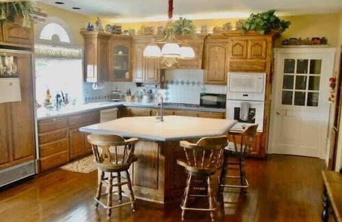 Ahwahnee House | Luxury Home-Hot Tub-Sleeps 11-Pet Friendly