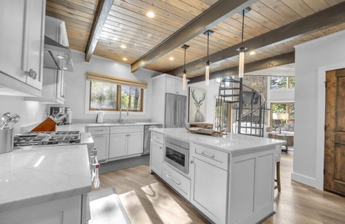 Beech Mountain House | *Luxury* Home, Hot Tub, Firepit, Games & More!