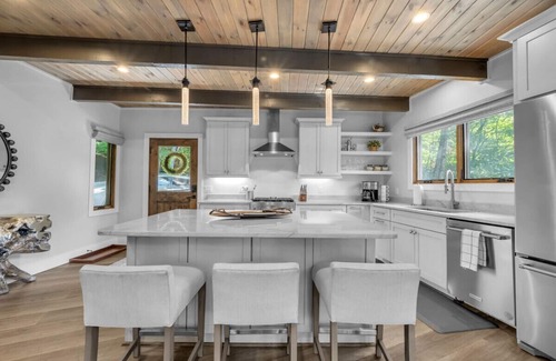 Beech Mountain House | *Luxury* Home, Hot Tub, Firepit, Games & More!