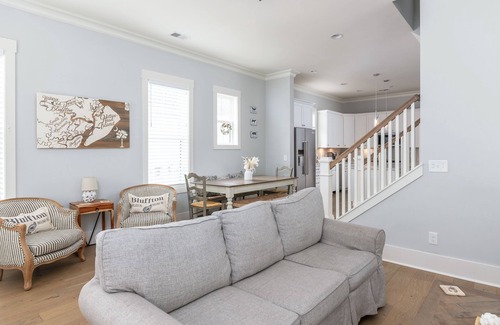 Olde Town House | Luxury Home in Old Town Bluffton + FREE Golf Cart. Sleeps 8 - Downtown location