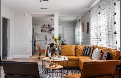 Tarpon Springs Apartment | Luxury Home & Mins to Beach and Walk to Downtown