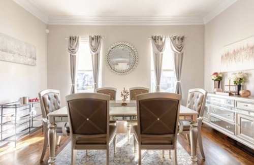 Milneburg House | Luxury Home near Downtown ideal for Couples, Friends’ Getaways & Remote Working