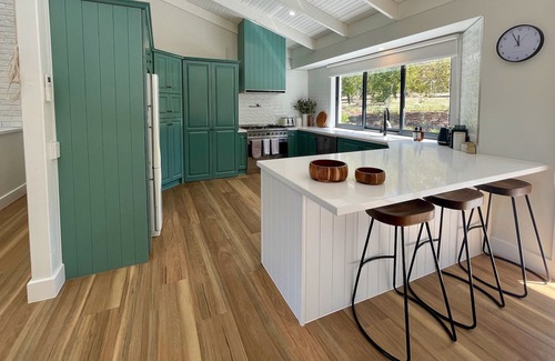 Kyneton House | Luxury Home on 7 Stunning Acres with Tennis Court and Glamping