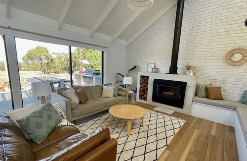 Kyneton House | Luxury Home on 7 Stunning Acres with Tennis Court and Glamping
