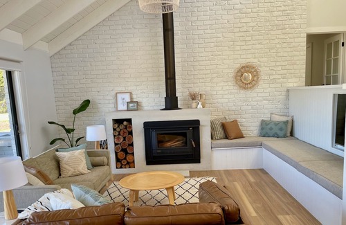 Kyneton House | Luxury Home on 7 Stunning Acres with Tennis Court and Glamping