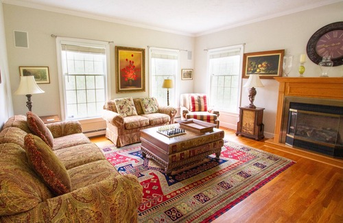 Woodstock House | ⚜Luxury Home⚜Private Pond⚜25 Acres of Privacy⚜5 Min Downtown Woodstock⚜Spa⚜BBQ