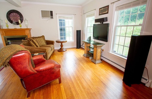 Woodstock House | ⚜Luxury Home⚜Private Pond⚜25 Acres of Privacy⚜5 Min Downtown Woodstock⚜Spa⚜BBQ