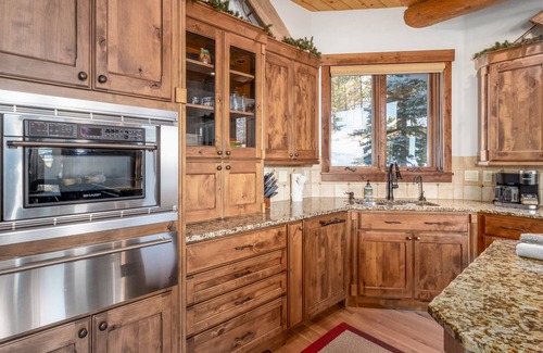 The Highlands Villa | Luxury Home. Upscale Neighborhood. PrivateHot Tub.