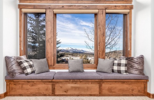 The Highlands Villa | Luxury Home. Upscale Neighborhood. PrivateHot Tub.
