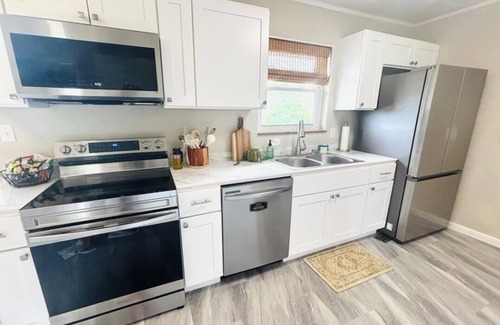 Hamblen County House | Luxury Home w/private Pool, Mt Views, 85” Roku Movie Room, Arcade, & King Bed!