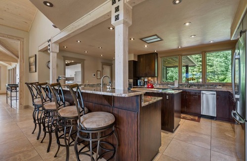 Purgatory House | Luxury Home with Stunning Views, Hot Tub, 5 Min. to Ski, Elevator, Dog Friendly
