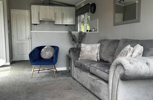 Morpeth Cabin | Luxury hot tub lodge with onsite bar/restaurant and many other amenities