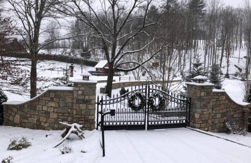Sugar Grove House | LUXURY! Hot Tub, Pool Table, River & Petting zoo?