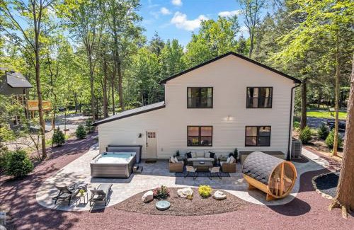 Albrightsville House | Luxury Hot Tub Sauna Game Room Dog Friendly