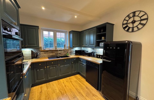 Brentwood House | Luxury House Brentwood, 4 Bedroom, 4 en-suites, Garden/BBQ/Free parking