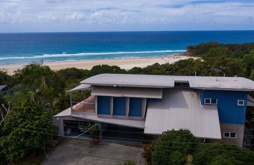 Point Lookout House | Luxury house, extensive beach + ocean views, minutes to flags on Cylinder Beach