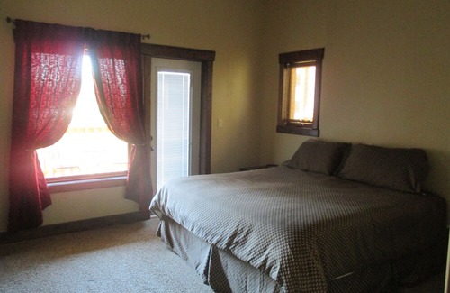 East Kootenay House | Luxury House in Radium Hot Springs **5 Bedrooms**