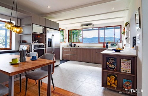 Sesquile House | Luxury House with gorgeous Lake views and dock access on 11 acres.
