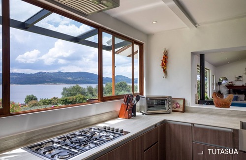 Sesquile House | Luxury House with gorgeous Lake views and dock access on 11 acres.