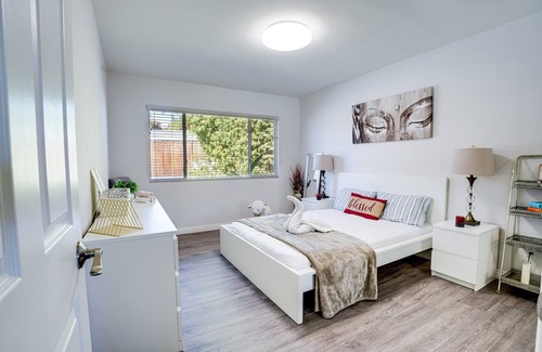 Canoga Park House | Luxury house with pool & gym