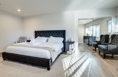 Canoga Park House | Luxury house with pool & gym