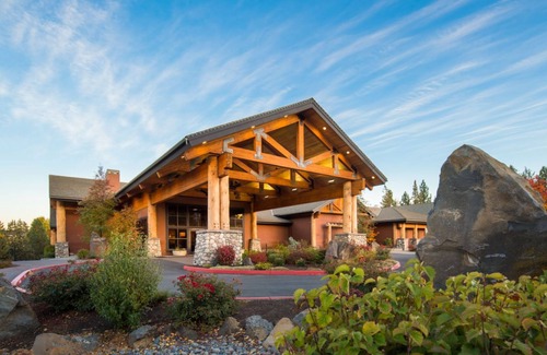 Boyd Acres Apartment | Luxury in Bend, OR | Guestroom + Nature Experience