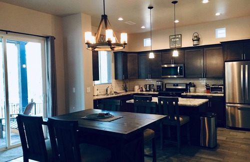 Flagstaff House | Luxury in the Pines, 5 mins to NAU/10 mins to downtown, a/c