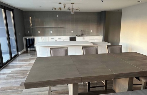 Downtown Los Angeles Apartment | Luxury K-Town Studio with City Views, Gym, Balcony, Washer/Dryer, Fast Wifi!