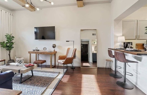 Mid City South Condo | Luxury King bed condo w/pool gym and free parking