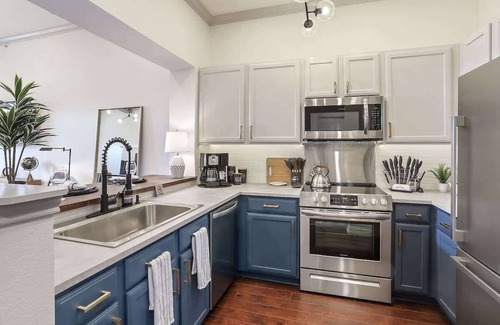Mid City South Condo | Luxury King bed condo w/pool gym and free parking