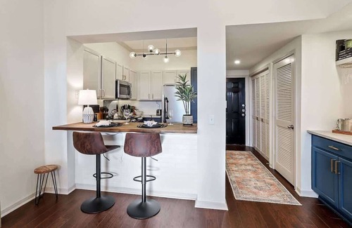 Mid City South Condo | Luxury King bed condo w/pool gym and free parking