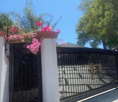 Woodland Hills House | Luxury king studio 20 min to Malibu beaches