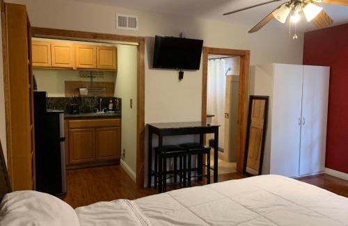 Woodland Hills House | Luxury king studio 20 min to Malibu beaches