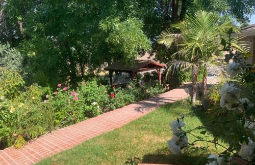Woodland Hills House | Luxury king studio 20 min to Malibu beaches