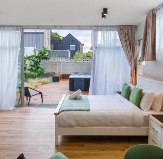 Christchurch City Centre Apartment | Luxury King studio with spa and private carpark