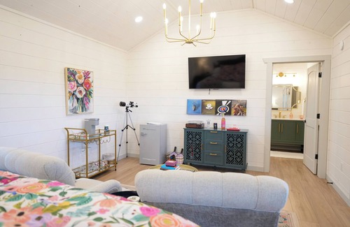 Fredericksburg Cottage | Luxury King Suite with private hot tub and firepit in the heart of wine country
