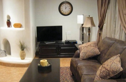 Taos House | LUXURY KIVA TOWN HOME SUITEn6 Minutes from Taos in the beautiful Taos Canyon.
