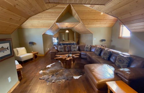East Kootenay Cabin | Luxury Lake front house w/hot tub on Lake Koocanusa