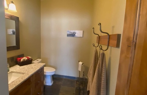 East Kootenay Cabin | Luxury Lake front house w/hot tub on Lake Koocanusa