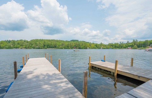 New London House | Luxury Lake home w/ hottub