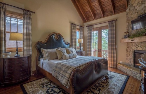 The Arbor House | **LUXURY LAKE HOME W/PERSONAL DOCK ON LAKE JAMES!**