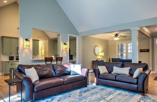 Lake Lure House | Luxury Lake Lure Home w/Resort Amenities + Biltmore Pass | 55 Min to Asheville