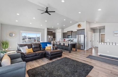 Sweetwater House | Luxury Lake Views | Sleeps 19 - Ideal Beach - Hot Tub - Foosball