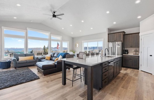 Sweetwater House | Luxury Lake Views | Sleeps 19 - Ideal Beach - Hot Tub - Foosball