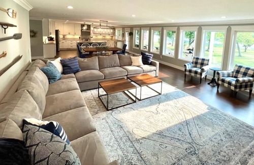 Gallatin House | Luxury Lakefront 30 min to NashvillenKayaks-Firepit-BBQ-PingPong-Foosball