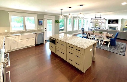 Gallatin House | Luxury Lakefront 30 min to NashvillenKayaks-Firepit-BBQ-PingPong-Foosball